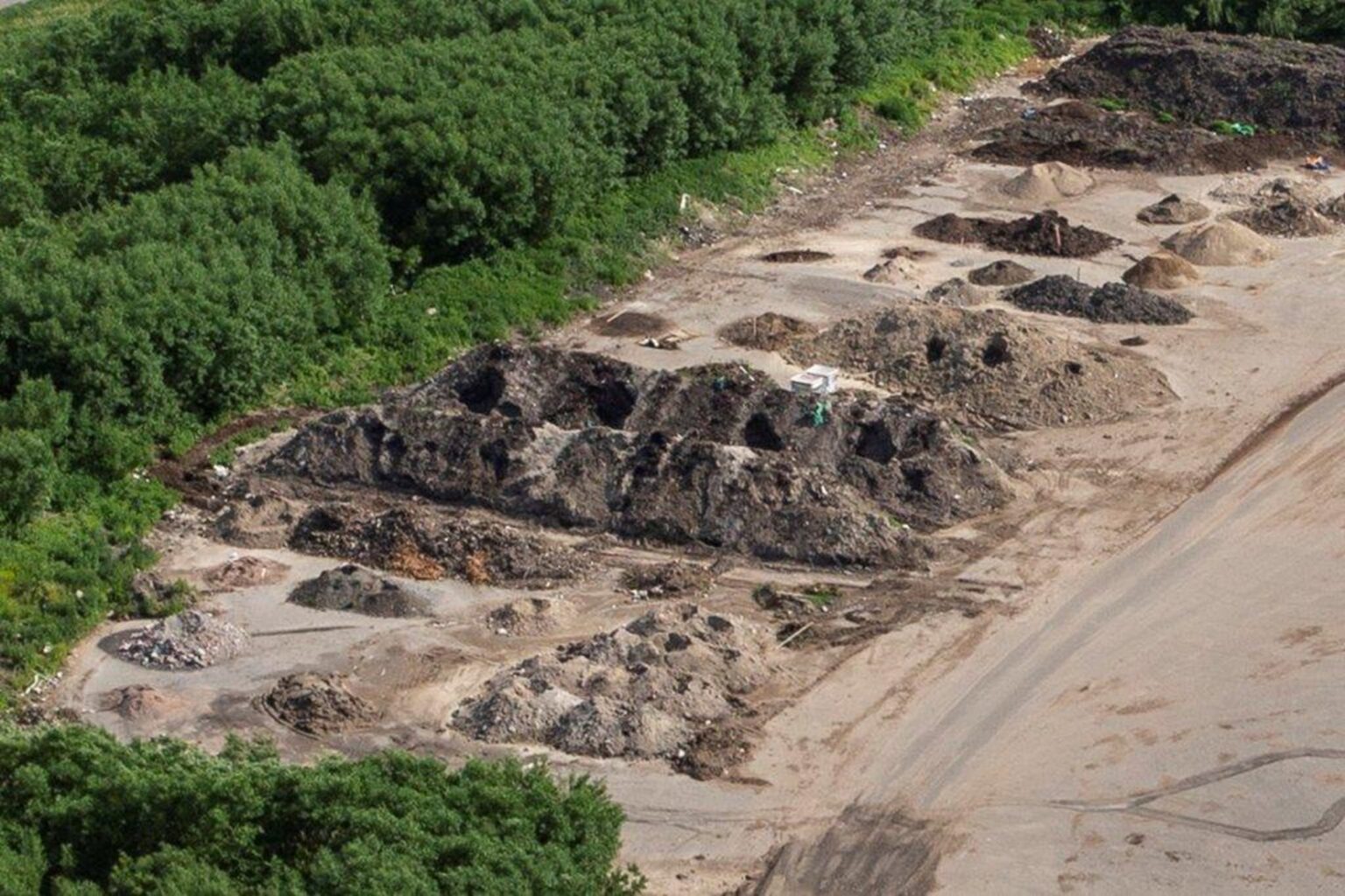 Kuvassa näkyy hiekkaa ja maakasoja